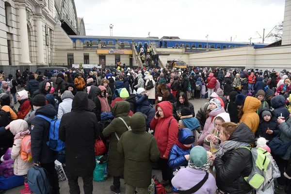 Lviv Ucrania Marzo 2022 Refugiados Cerca Estación Tren Lviv Esperando — Foto de Stock