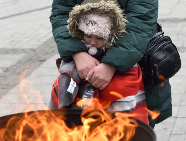 乌克兰利沃夫 2022年3月6日 难民在乌克兰西部利沃夫火车站外篝火边取暖 — 图库照片