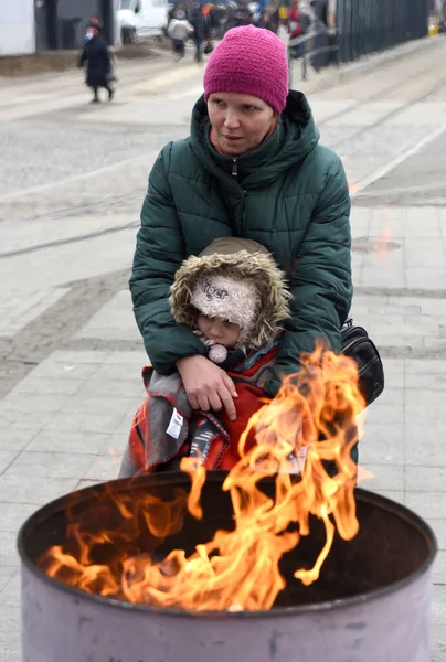 Lviv Ukraine March 2022 Refugees Warm Bonfire Lviv Train Station — Stock Photo, Image