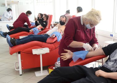 Lviv, Ukrayna - 25 Şubat 2022: Lviv kentindeki Kan Hizmetleri Merkezi 'nde insanlar orduya kan bağışı yapıyor.