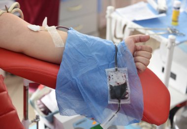 Lviv, Ukrayna - 25 Şubat 2022: Lviv kentindeki Kan Hizmetleri Merkezi 'nde insanlar orduya kan bağışı yapıyor.