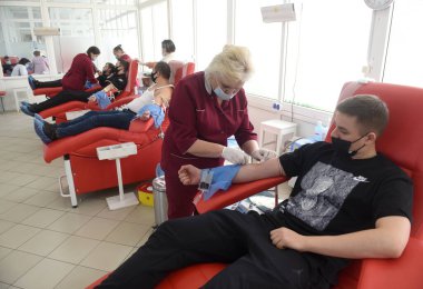Lviv, Ukrayna - 25 Şubat 2022: Lviv kentindeki Kan Hizmetleri Merkezi 'nde insanlar orduya kan bağışı yapıyor.