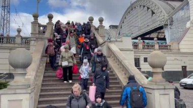Lviv, Ukrayna - 8 Mart 2022: Batı Ukrayna 'nın Lviv kentindeki tren istasyonuna gelen mülteciler