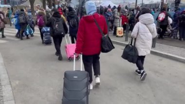 Lviv, Ukrayna - 8 Mart 2022: Batı Ukrayna 'nın Lviv kentindeki tren istasyonuna gelen mülteciler