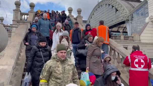 Lviv Ukraine March 2022 Refugees Coming Railway Station Western Ukrainian — Stock Video