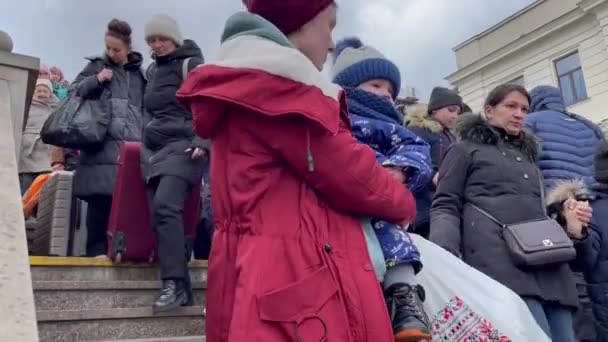 Lviv Oekraïne Maart 2022 Vluchtelingen Komen Station Van Westelijke Oekraïense — Stockvideo