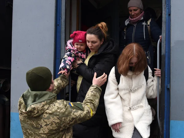 Lviv, Ukrayna - 8 Mart 2022: Batı Ukrayna 'nın Lviv kentindeki tren istasyonuna gelen mülteciler