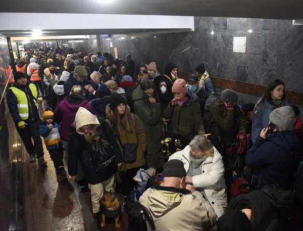 Lviv, Ukrayna - 8 Mart 2022: Polonya trenini bekleyen Lviv tren istasyonu yakınlarındaki mülteciler.