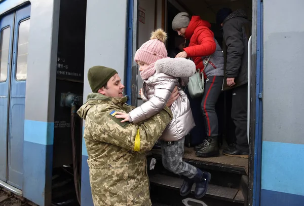 Lviv, Ukrayna - 8 Mart 2022: Batı Ukrayna 'nın Lviv kentindeki tren istasyonuna gelen mülteciler