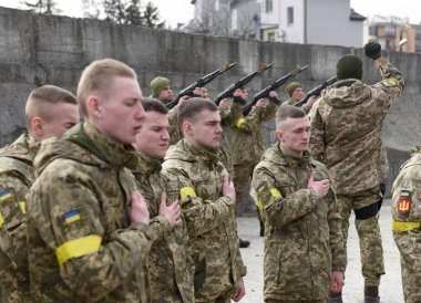 Lviv, Ukrayna - 9 Mart 2022: Rusya 'nın Ukrayna' yı işgali sırasında Lviv kentindeki Lychakiv mezarlığında öldürülen Ukraynalı askerlerin cenazeleri. 