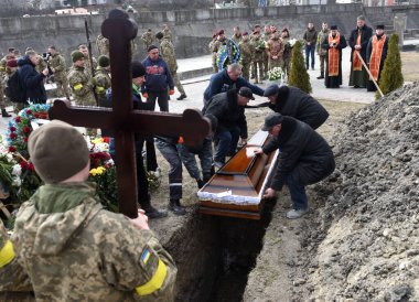 Lviv, Ukrayna - 9 Mart 2022: Rusya 'nın Ukrayna' yı işgali sırasında Lviv kentindeki Lychakiv mezarlığında öldürülen Ukraynalı askerlerin cenazeleri. 