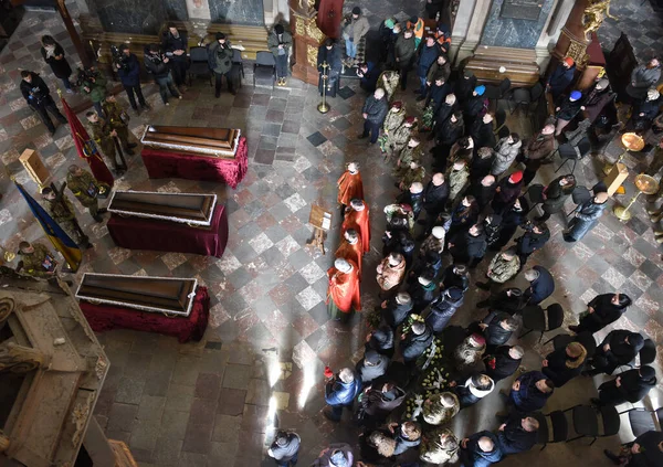 Lviv, Ukrayna - 9 Mart 2022: Rusya 'nın Ukrayna işgali sırasında Lviv' deki Aziz Peter ve Paul Garrison Kilisesi 'nde öldürülen Ukraynalı askerler için bir anma töreni. 