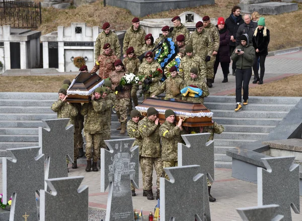 Lviv Ucrania Marzo 2022 Los Soldados Llevan Ataúdes Durante Los — Foto de Stock