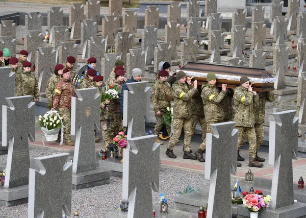 Lviv Ucrania Marzo 2022 Los Soldados Llevan Ataúdes Durante Los — Foto de Stock