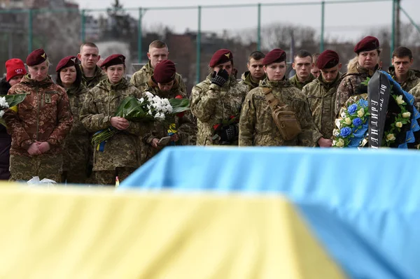 Lviv, Ukrayna - 9 Mart 2022: Rusya 'nın Ukrayna' yı işgali sırasında Lviv kentindeki Lychakiv mezarlığında öldürülen Ukraynalı askerlerin cenazeleri. 