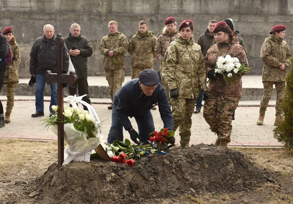 Lviv, Ukrayna - 9 Mart 2022: Rusya 'nın Ukrayna' yı işgali sırasında Lviv kentindeki Lychakiv mezarlığında öldürülen Ukraynalı askerlerin cenazeleri. 
