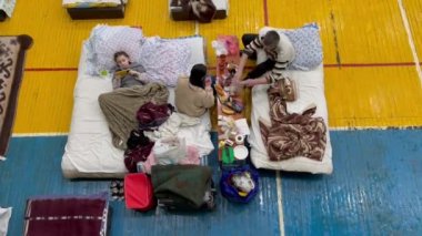 Lviv, Ukrayna - 10 Mart 2022: Mülteciler Batı Ukrayna 'daki Lviv Politeknik Ulusal Üniversitesi' nde dinleniyor.