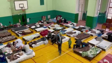 Lviv, Ukrayna - 10 Mart 2022: Mülteciler Batı Ukrayna 'daki Lviv Politeknik Ulusal Üniversitesi' nde dinleniyor.