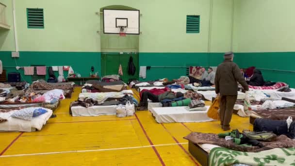 Lviv Ucrania Marzo 2022 Los Refugiados Descansan Gimnasio Universidad Nacional — Vídeo de stock