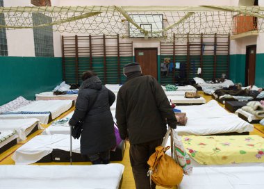 Lviv, Ukrayna - 10 Mart 2022: Mülteciler Batı Ukrayna 'daki Lviv Politeknik Ulusal Üniversitesi' nde dinleniyor.