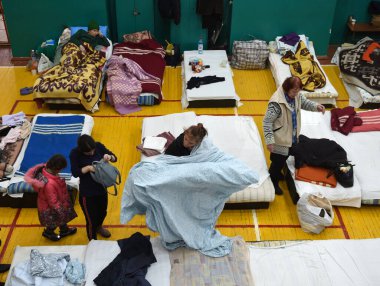 Lviv, Ukrayna - 10 Mart 2022: Mülteciler Batı Ukrayna 'daki Lviv Politeknik Ulusal Üniversitesi' nde dinleniyor.