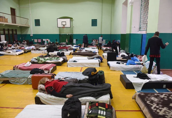 Lviv, Ukrayna - 10 Mart 2022: Mülteciler Batı Ukrayna 'daki Lviv Politeknik Ulusal Üniversitesi' nde dinleniyor.