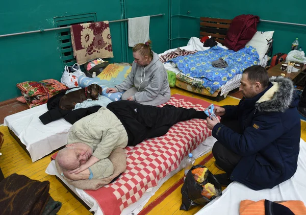 乌克兰利沃夫 2022年3月10日 难民在乌克兰西部利沃夫理工大学体育馆休息 — 图库照片