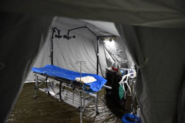 Lviv, Ukrayna - 14 Mart 2022: Hristiyan afet yardım kuruluşu Samaritan 'ın Cüzdanı tarafından Lviv kenti yakınlarındaki bir alışveriş merkezinin yeraltı otoparkında konuşlandırılan sahra hastanesi.