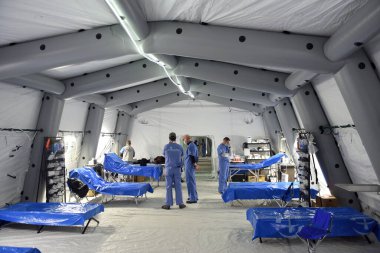 Lviv, Ukrayna - 14 Mart 2022: Hristiyan afet yardım kuruluşu Samaritan 'ın Cüzdanı tarafından Lviv kenti yakınlarındaki bir alışveriş merkezinin yeraltı otoparkında konuşlandırılan sahra hastanesi.