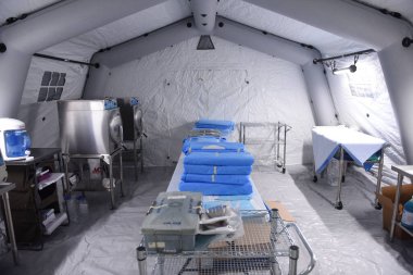 Lviv, Ukrayna - 14 Mart 2022: Hristiyan afet yardım kuruluşu Samaritan 'ın Cüzdanı tarafından Lviv kenti yakınlarındaki bir alışveriş merkezinin yeraltı otoparkında konuşlandırılan sahra hastanesi.