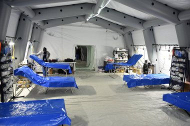 Lviv, Ukrayna - 14 Mart 2022: Hristiyan afet yardım kuruluşu Samaritan 'ın Cüzdanı tarafından Lviv kenti yakınlarındaki bir alışveriş merkezinin yeraltı otoparkında konuşlandırılan sahra hastanesi.