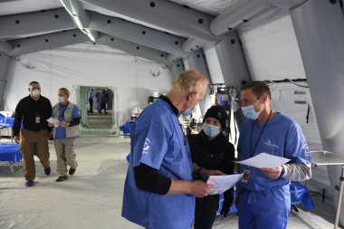 Lviv, Ukrayna - 14 Mart 2022: Hristiyan afet yardım kuruluşu Samaritan 'ın Cüzdanı tarafından Lviv kenti yakınlarındaki bir alışveriş merkezinin yeraltı otoparkında konuşlandırılan sahra hastanesi.