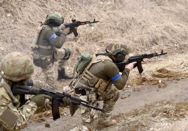 Savaş sırasındaki askerler. Saldırı tüfekli Ukraynalı askerler taktik tatbikatlara katıldılar.