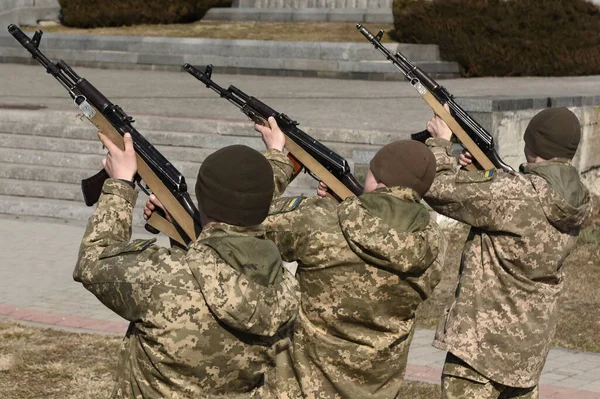 Українські Солдати Автоматом Службовці Стріляють Повітря Під Час Похоронів — стокове фото