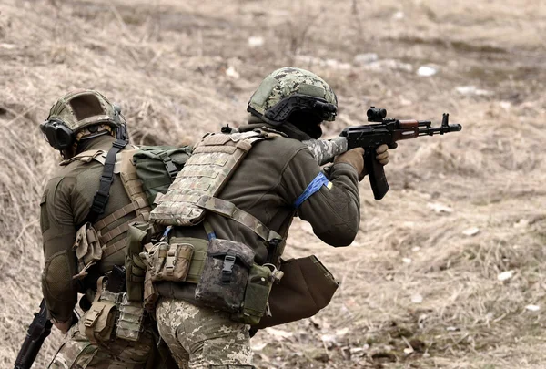 Soldats Combat Des Soldats Ukrainiens Armés Fusil Assaut Participent Des — Photo