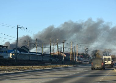 Lviv, Ukrayna - 18 Mart 2022: Lviv kentindeki patlamadan sonra duman yükseldi.