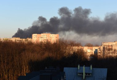 Lviv, Ukrayna - 18 Mart 2022: Lviv kentindeki patlamadan sonra duman yükseldi.