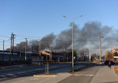 Lviv, Ukrayna - 18 Mart 2022: Lviv kentindeki patlamadan sonra duman yükseldi.