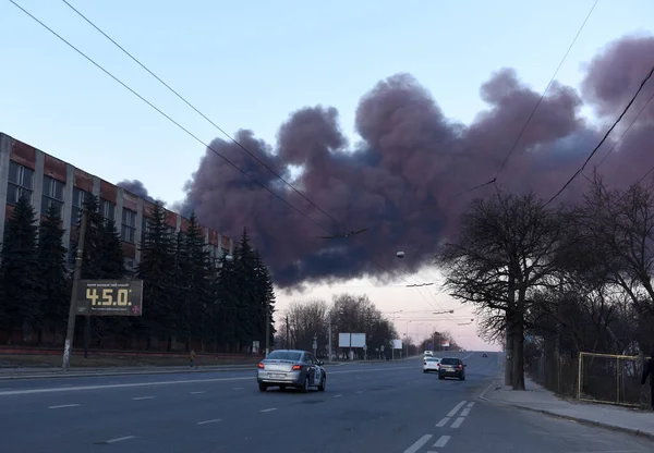 Lviv, Ukrayna - 18 Mart 2022: Lviv kentindeki patlamadan sonra duman yükseldi.