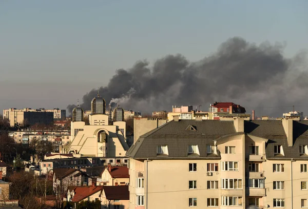 乌克兰利沃夫 2022年3月18日 利沃夫市发生爆炸后烟雾升起 — 图库照片