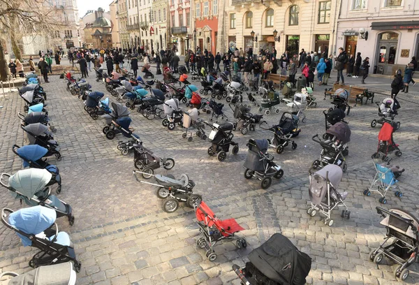Lviv Ουκρανία Μαρτίου 2022 109 Άδεια Καροτσάκια Εμφανίζονται Έξω Από — Φωτογραφία Αρχείου