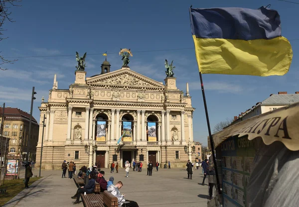Lviv Ucrania Marzo 2022 Bandera Ucrania Ondeando Frente Teatro Lviv —  Fotos de Stock