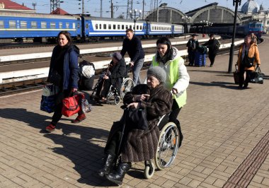 Lviv, Ukrayna - 25 Mart 2022 Lviv tren istasyonunda tahliye edildi. 