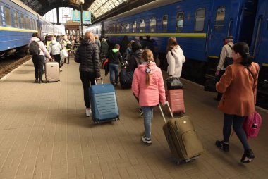 Lviv, Ukrayna - 25 Mart 2022 Lviv tren istasyonunda tahliye edildi. 