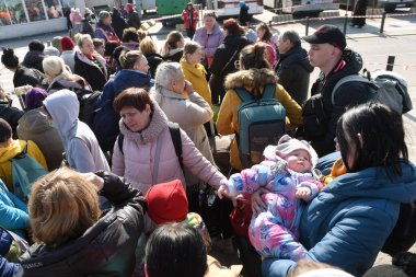 Lviv, Ukrayna - 25 Mart 2022: Polonya otobüsü bekleyen Lviv tren istasyonunun yakınında tahliye edildi.