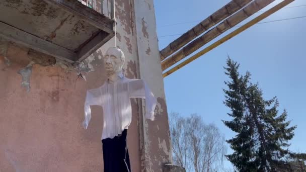 乌克兰利沃夫 2022年3月28日 俄罗斯总统普京的肖像挂在绞刑架上 挂在利沃夫市的建筑阳台上 — 图库视频影像