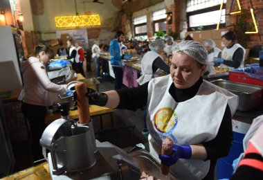 Lviv, Ukrayna - 1 Nisan 2022: Dünya Merkezi Mutfak organizasyonu ile birlikte yerel bir restoranın çalışanları mülteciler ve Ukrayna Toprak Savunma Güçleri için yiyecek hazırlıyorlar.