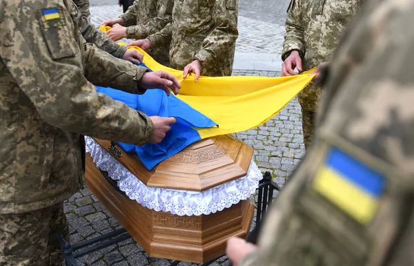 Servicemen Cover Coffin Ukrainian Serviceman Who Killed Russia Invasion Ukraine — Foto de Stock