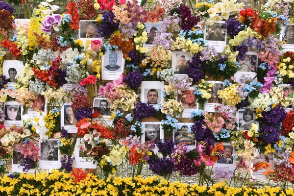 Львов Украина Апреля 2022 Года Стена Искусственных Цветов Созданная Американским — стоковое фото