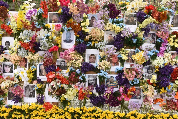 Lviv, Ukrayna - 24 Nisan 2022: Rusya 'nın Ukrayna' daki işgalinde ölenlerin anısına ABD merkezli Çiçek Duvarı tarafından kurulan yapay çiçek duvarı.